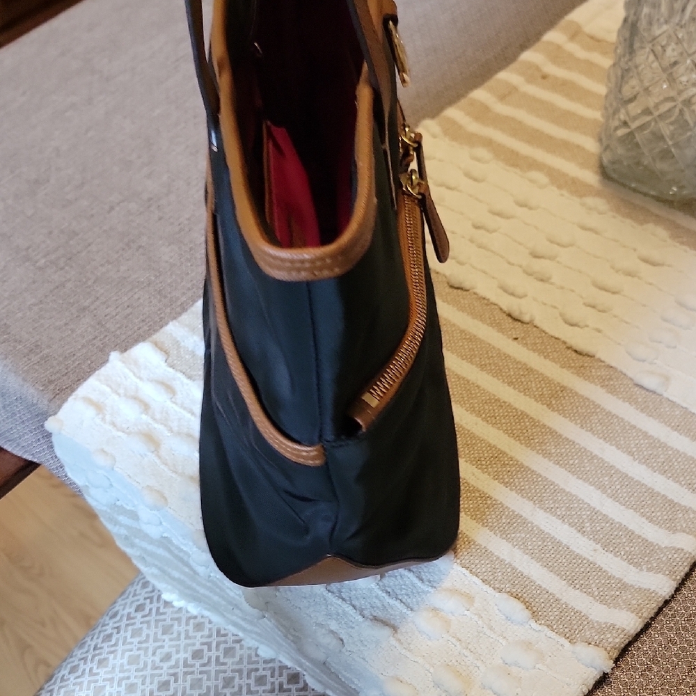 Michael Kors Black and Tan Tote Bag with Elegant Design - Picture 5 of 11